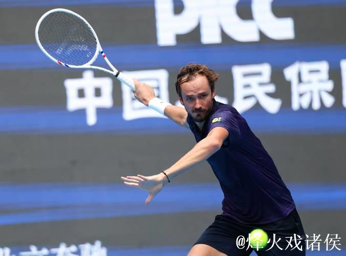 ATP巴黎大师赛:梅德韦杰夫横扫晋级 阿利亚西姆逆转 ATP巴黎大师赛:梅德韦杰夫横扫晋级 阿利亚西姆逆转
