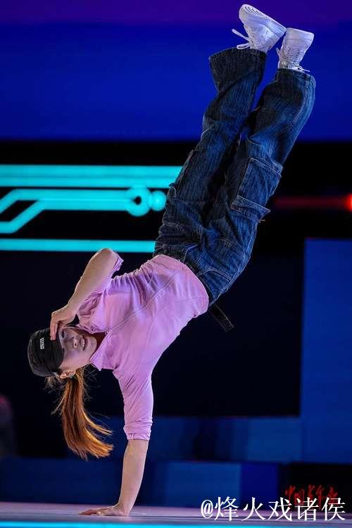 全运会霹雳舞女子组决赛 刘清漪战胜对手成功卫冕 全运会霹雳舞女子组决赛 刘清漪战胜对手成功卫冕